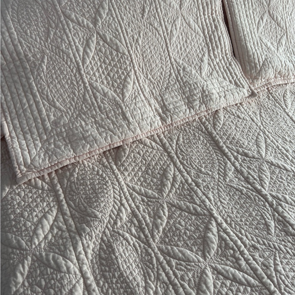 Pottery Barn Light Pink Queen Quilt With Matching Shams - Picture 8 of 10